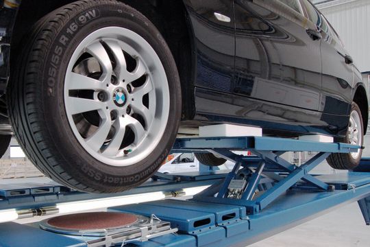 Unterflurbühnen mit einer Fahrbahn werden gerne für die Dialogannahme genutzt. Ergänzungen, beispielsweise für die Vermessung, und Radfreiheber erleichtern dem Serviceberater die Arbeit.