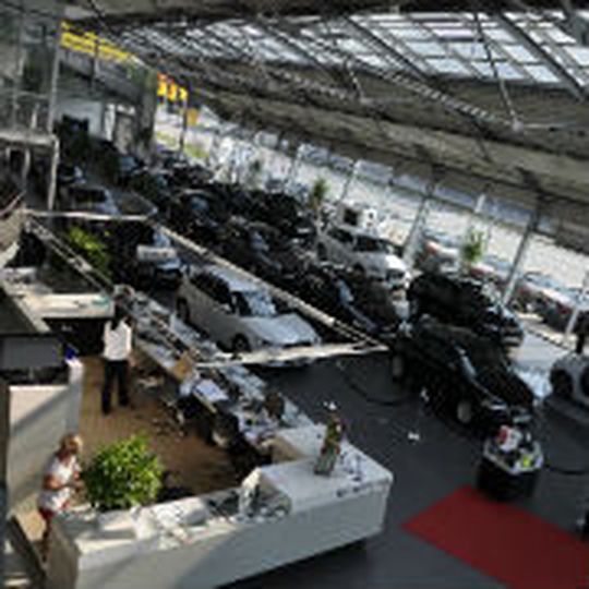 In Reih und Glied präsentieren sich die Neuwagen im Hangar der Regensburger Jepsen-Gruppe. In Reih und Glied präsentieren sich die Neuwagen im Hangar der Regensburger Jepsen-Gruppe.