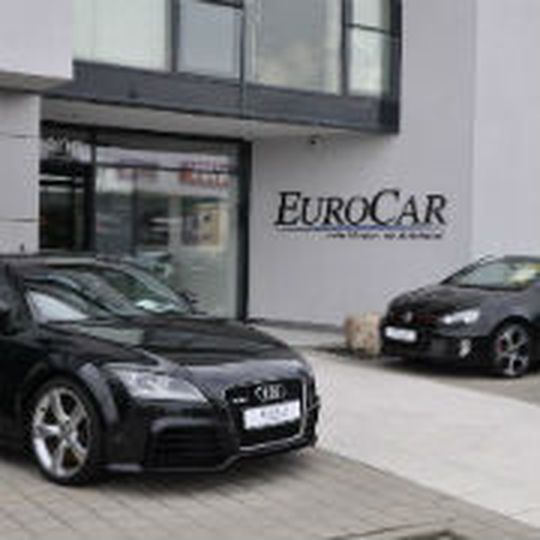 In edler Umgebung präsentiert das Autohaus Eurocar seine Fahrzeuge.