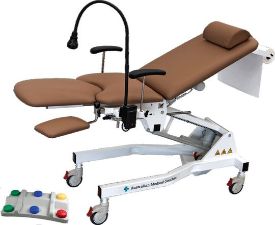 Gynäkologischer Behandlungsstuhl: Behandelnde Ärzte können die Position der Patientin mittels eines ergonomisch geformten Mehrfach-Fußschalters den sachlichen Notwendigkeiten anpassen. Gynäkologischer Behandlungsstuhl: Behandelnde Ärzte können die Position der Patientin mittels eines ergonomisch geformten Mehrfach-Fußschalters den sachlichen Notwendigkeiten anpassen.