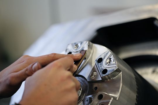 Qualität im Detail: Für höchste Präzision ist auch immer noch ein Anteil Handarbeit notwendig. Qualität im Detail: Für höchste Präzision ist auch immer noch ein Anteil Handarbeit notwendig.