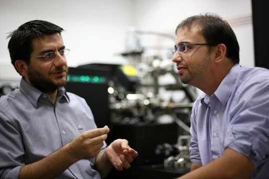 Wie können sich Metalle selbst heilen? Dr. Cem Tasan (links) und Dr. Blazej Grabowski versuchen dies durch den Einsatz von Formgedächtnis-Nanopartikeln zu erzielen. Wie können sich Metalle selbst heilen? Dr. Cem Tasan (links) und Dr. Blazej Grabowski versuchen dies durch den Einsatz von Formgedächtnis-Nanopartikeln zu erzielen.