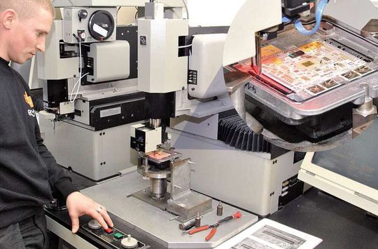 Der sogenannte „Bonder“ schweißt hauchdünne Alurdrähte auf Platinen auf und verbindet sie so z. B. mit Steckkontakten. Der sogenannte „Bonder“ schweißt hauchdünne Alurdrähte auf Platinen auf und verbindet sie so z. B. mit Steckkontakten.