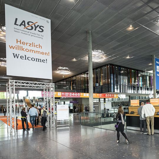 In drei Tagen kamen rund 5.500 Fachbesucher, aus aller Welt nach Stuttgart, um sich die 186 internationalen Aussteller der Lasys anzusehen. In drei Tagen kamen rund 5.500 Fachbesucher, aus aller Welt nach Stuttgart, um sich die 186 internationalen Aussteller der Lasys anzusehen.