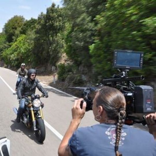 Singer- und Songwriter Jimmy Cornett schrieb und komponierte den Song „Let´s do it for the Ride“. Singer- und Songwriter Jimmy Cornett schrieb und komponierte den Song „Let´s do it for the Ride“.