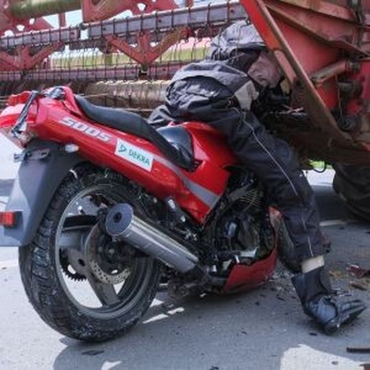Ein Motorradfahrer fährt im Dekra Crashtest mit 65 km/h in das Mähwerk eines Mähdreschers. Ein Motorradfahrer fährt im Dekra Crashtest mit 65 km/h in das Mähwerk eines Mähdreschers.