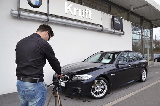 Der Disponent fotografiert im Autohaus Kruft mit der WLAN-Kamera mehrere Fahrzeuge und überträgt sie dann gebündelt ins Fahrzeugmanagementsystem.