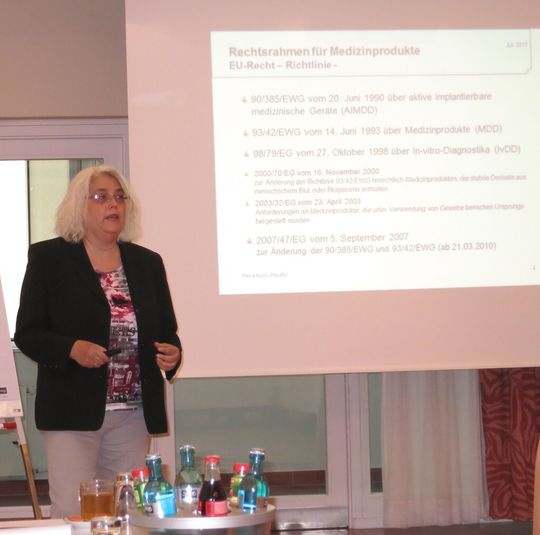 „Kombinationsprodukte sind rechtlich betrachtet entweder Medizinprodukte oder Arzneimittel, aber niemals beides“, Petra Roos-Pfeuffer, Regierungspräsidium Kassel, auf dem Medizinprodukte-Crashkurs für die Pharmabranche des Forum Instituts. „Kombinationsprodukte sind rechtlich betrachtet entweder Medizinprodukte oder Arzneimittel, aber niemals beides“, Petra Roos-Pfeuffer, Regierungspräsidium Kassel, auf dem Medizinprodukte-Crashkurs für die Pharmabranche des Forum Instituts.