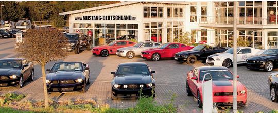 Christian Meyers Autozentrum ist im ehemaligen Ford- und Mazda-Autohaus der Eltern angesiedelt. Christian Meyers Autozentrum ist im ehemaligen Ford- und Mazda-Autohaus der Eltern angesiedelt.