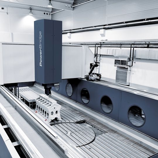 Bild 1: Bei der Portalfräsmaschine von SHW sind zwei Rolloabdeckungen frontal auf der Bearbeitungsbrücke angebracht.