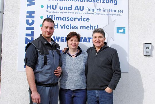 V. li.: Christoph, Eleonore und Zoran Stosic haben Grund zur Freude: Seit dem Einzug in die neue Werkstatt im Juli des letzten Jahres haben sie einen Neukundenzuwachs von 25 Prozent verbucht.