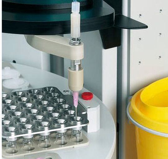 Mit dem 815 Robotic Soliprep LC können Proben direkt in LC-Vials überführt werden. Mit dem 815 Robotic Soliprep LC können Proben direkt in LC-Vials überführt werden.