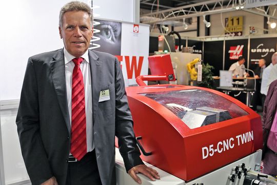 Directeur d’Esco SA, Jean-Marc Schouller développe et produit des tours automatiques et CNC pour l'usinage de petits diamètres à partir de matière en couronne ou en barres. Directeur d’Esco SA, Jean-Marc Schouller développe et produit des tours automatiques et CNC pour l'usinage de petits diamètres à partir de matière en couronne ou en barres.