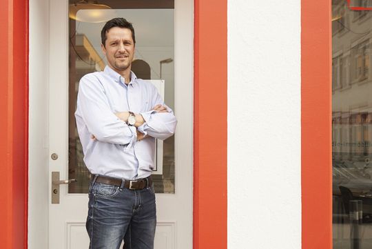Marcel Schmucki, Geschäftsführer Schmucki Handels AG bezieht über Swisspower Energy Strom vom freien Markt – seine Liegenschaften und Betriebe merken den Unterschied nicht, Schmucki nur im Portemonnaie. Marcel Schmucki, Geschäftsführer Schmucki Handels AG bezieht über Swisspower Energy Strom vom freien Markt – seine Liegenschaften und Betriebe merken den Unterschied nicht, Schmucki nur im Portemonnaie.