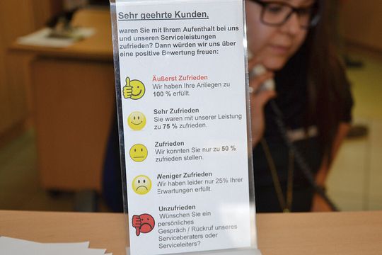 Das Volkswagen-Autohaus Wagenblast fühlt seinen Kunden am Empfang auf den Zahn.