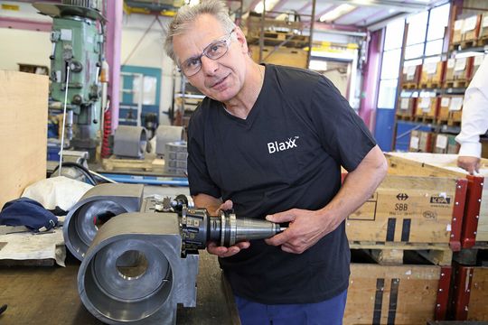 Szenenwechsel: Maschinenoperateur Stjepan Kis präsentiert das Sonderwerkzeug für die Nutbearbeitung eines Guss-Werkstückes. Szenenwechsel: Maschinenoperateur Stjepan Kis präsentiert das Sonderwerkzeug für die Nutbearbeitung eines Guss-Werkstückes.