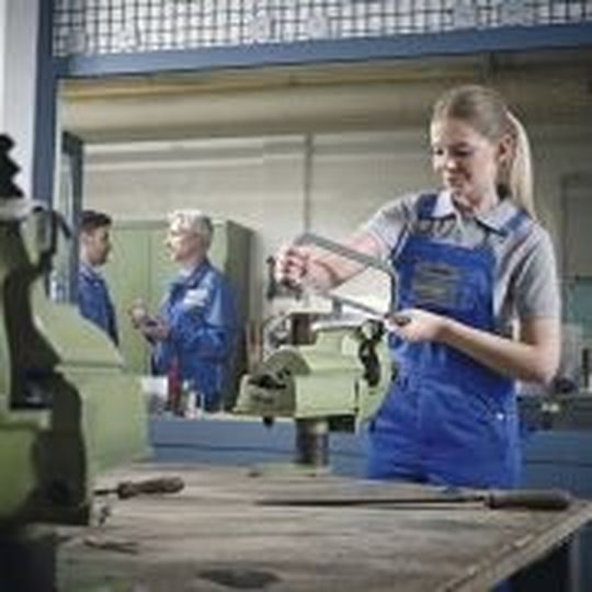 Wenn die neuen Lehrlinge kommen, hat sie bereits da zu sein: die Berufs- und Schutzkleidung.