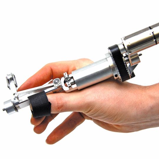 Das Nutzerinterface ist wie eine Pinzette aufgebaut, mit zwei Freiheitsgraden zum Greifen und Drehen. Es wird mit Daumen, Ziege- und Mittelfinger gesteuert. Das Nutzerinterface ist wie eine Pinzette aufgebaut, mit zwei Freiheitsgraden zum Greifen und Drehen. Es wird mit Daumen, Ziege- und Mittelfinger gesteuert.