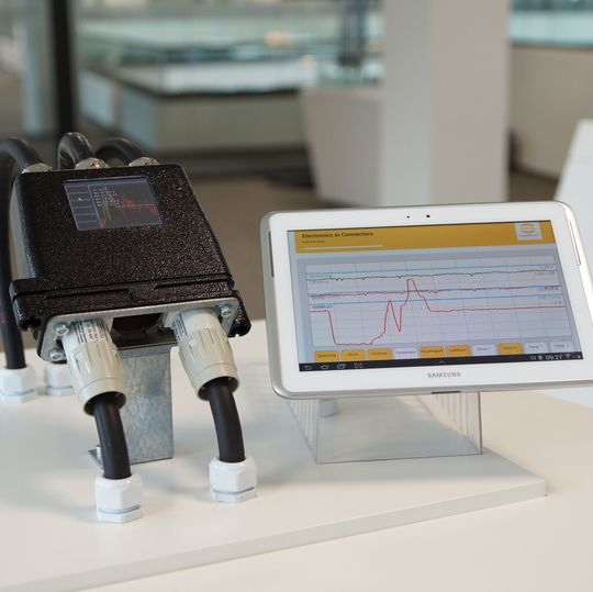 Alle Informationen zu verbauten Komponenten sind in einer Datenbank gespeichert. Über die Identifikation mit einem RFID-Tag sind sie mit einem Tablet-PC jederzeit abrufbar.