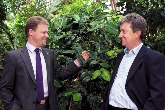 Freuen sich über die erfolgreiche Umsetzung des gemeinsamen Projekts: Dr. Lars Frye (l.) und Wolfgang Korzeniewski Freuen sich über die erfolgreiche Umsetzung des gemeinsamen Projekts: Dr. Lars Frye (l.) und Wolfgang Korzeniewski