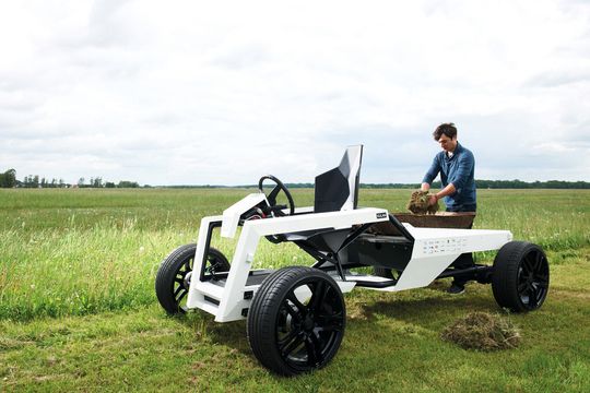 Das elektrisch betriebene Leichtbaufahrzeug KULAN wiegt nur etwa 300 kg, trägt aber Lasten von bis zu einer Tonne. Das elektrisch betriebene Leichtbaufahrzeug KULAN wiegt nur etwa 300 kg, trägt aber Lasten von bis zu einer Tonne.