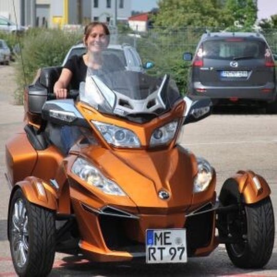 Lisa Bührer machte nicht nur Sozia-Erfahrungen auf dem Can-Am Spyder Roadster RT. Lisa Bührer machte nicht nur Sozia-Erfahrungen auf dem Can-Am Spyder Roadster RT.