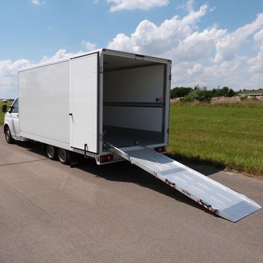 AL-KO hat für den VW-Transporter ein Chassis entwickelt, das ihn zum Wettbewerber in der 7,5-t-Klasse avancieren lässt. AL-KO hat für den VW-Transporter ein Chassis entwickelt, das ihn zum Wettbewerber in der 7,5-t-Klasse avancieren lässt.