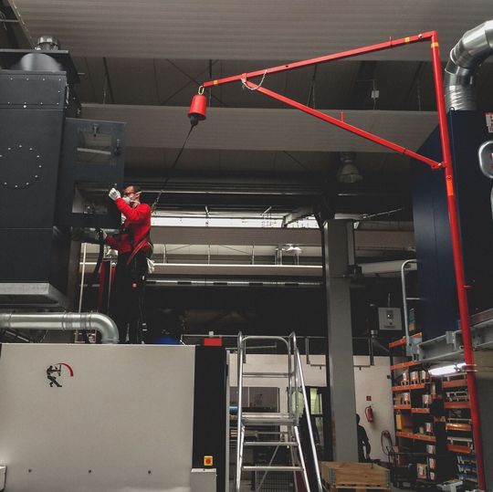 Der ABS Air Anchor bei der Maschinenwartung – Stahlklemmen ermöglichen eine einfache Montage am Träger. Der ABS Air Anchor bei der Maschinenwartung – Stahlklemmen ermöglichen eine einfache Montage am Träger.