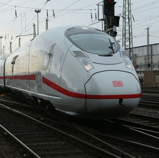 Ein Velaro D: Lineare Wirbelstrombremsen verzögern den zur ICE-Flotte gehörenden Zug zuverlässig und verschleißfrei. Ein Velaro D: Lineare Wirbelstrombremsen verzögern den zur ICE-Flotte gehörenden Zug zuverlässig und verschleißfrei.