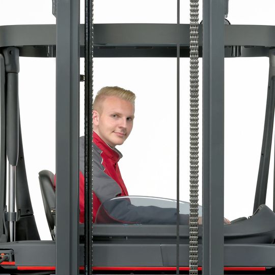Auch die neuen Einstiegsmodelle der Linde-Schubmaststapler ermöglichen dem Fahrer ein komfortables Arbeiten. Auch die neuen Einstiegsmodelle der Linde-Schubmaststapler ermöglichen dem Fahrer ein komfortables Arbeiten.