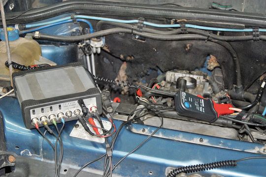 Hat man relevante Signale mithilfe des Speicheroszilloskops aufgenommen, analysiert man diese anschließend bequem mit einer kostenlosen Software am PC/Laptop. Hat man relevante Signale mithilfe des Speicheroszilloskops aufgenommen, analysiert man diese anschließend bequem mit einer kostenlosen Software am PC/Laptop.