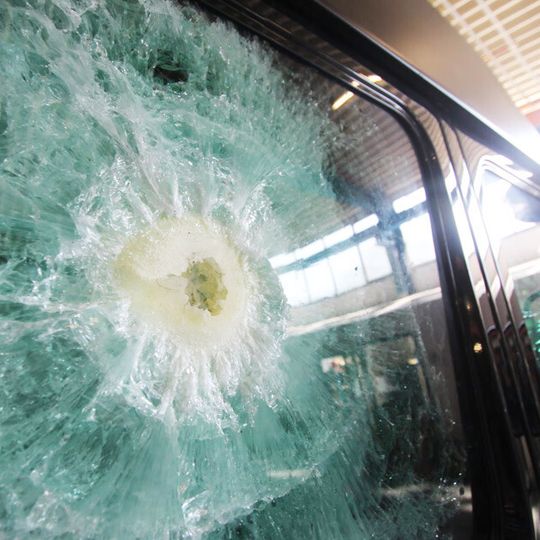 Immer gefragter werden Autos, die auch dem Beschuss durch schwerere Kaliber standhalten. Immer gefragter werden Autos, die auch dem Beschuss durch schwerere Kaliber standhalten.