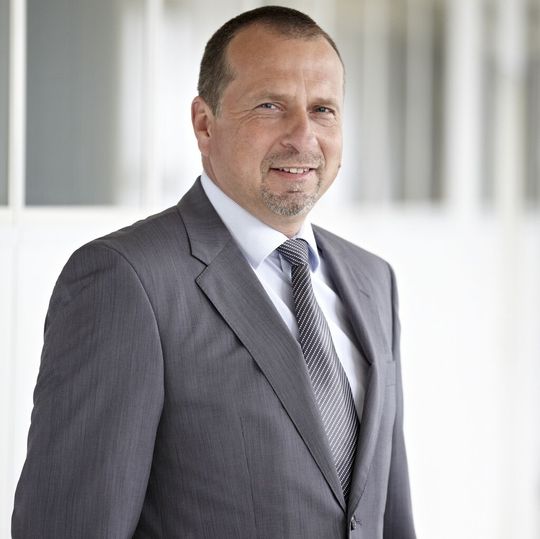 Dipl.-Ing. Udo Binder, Aweba: „Der Zukauf des Hohenstein-Vorrichtungsbaus beschert uns hohe Kompetenz bei Bearbeitungs-, Mess- und Prüfvorrichtungen sowie aufgrund einer positiven Geschäftsentwicklung innerhalb der Gruppe weitere dringend benötigte Kapazitäten.“ Dipl.-Ing. Udo Binder, Aweba: „Der Zukauf des Hohenstein-Vorrichtungsbaus beschert uns hohe Kompetenz bei Bearbeitungs-, Mess- und Prüfvorrichtungen sowie aufgrund einer positiven Geschäftsentwicklung innerhalb der Gruppe weitere dringend benötigte Kapazitäten.“