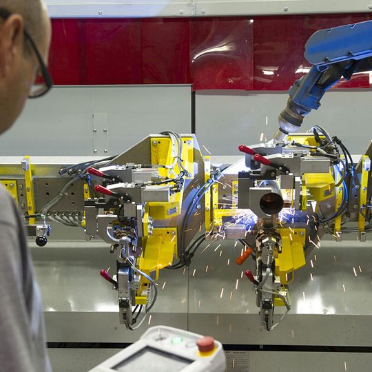 In der Fertigung setzt Bosch Emission Systems auf moderne Technologien. Das Bild zeigt wie Bauteile mittels Roboterschweißverfahren hocheffizient synchron geschweißt werden. In der Fertigung setzt Bosch Emission Systems auf moderne Technologien. Das Bild zeigt wie Bauteile mittels Roboterschweißverfahren hocheffizient synchron geschweißt werden.