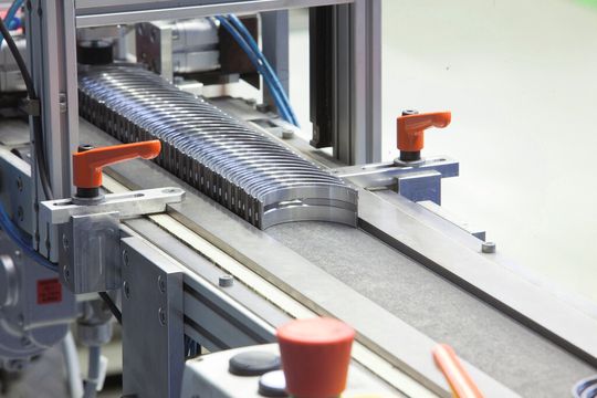 Die bleifreien Lagerwerkstoffe werden im Technologiezentrum von Federal-Mogul in Wiesbaden entwickelt.