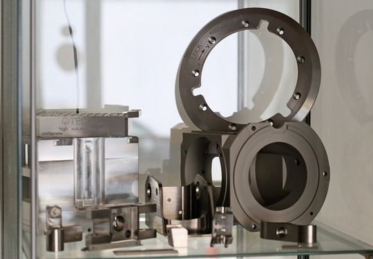 Seit 25 Jahren entstehen bei der Distec AG «Ideen in Metall und Kunststoff» mit höchster Präzision und Qualität. Hier eine Auswahl an Dreh- und Frästeilen. Seit 25 Jahren entstehen bei der Distec AG «Ideen in Metall und Kunststoff» mit höchster Präzision und Qualität. Hier eine Auswahl an Dreh- und Frästeilen.