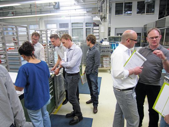 Die Zahlen, Daten und Fakten für die Bearbeitung eines Wertstromes werden nicht aus dem ERP-System herausgelesen, sondern vor Ort an der Maschine/am Arbeitsplatz persönlich aufgenommen. Die Zahlen, Daten und Fakten für die Bearbeitung eines Wertstromes werden nicht aus dem ERP-System herausgelesen, sondern vor Ort an der Maschine/am Arbeitsplatz persönlich aufgenommen.