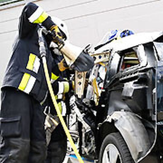 Ein Test des ADAC hat gezeigt, dass die Rettungsschere auch Carbon-Werkstoffe problemlos durchschneiden kann. Ein Test des ADAC hat gezeigt, dass die Rettungsschere auch Carbon-Werkstoffe problemlos durchschneiden kann.