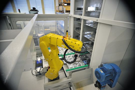 Um alle Operationen der Ventilfertigung auf einer Maschine erledigen zu können, wurde von Robofact ein Fanuc-Roboter in die Bearbeitungsmaschine von Biglia integriert. Um alle Operationen der Ventilfertigung auf einer Maschine erledigen zu können, wurde von Robofact ein Fanuc-Roboter in die Bearbeitungsmaschine von Biglia integriert.