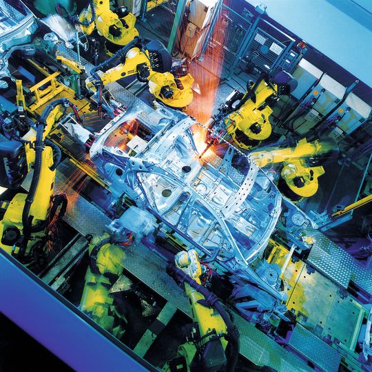 In der Fabrik der Zukunft kommunizieren Werkstück und Maschine direkt miteinander. Eigenständig entscheiden sie über den nächsten Produktionsschritt. Sie sind miteinander vernetzt und steuern ihre Produktion selbst.