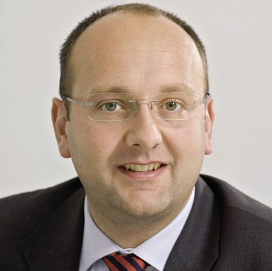 Prof. Dr. Lucas F. Flöther: „Der Vorwurf, zu wenige Unternehmen würden das neue Instrument des Schutzschirmverfahrens nutzen, ist so nicht richtig. Vielmehr sind Schutzschirmverfahren überhaupt nur für wenige Unternehmen geeignet und richten sich hauptsächlich an größere Betriebe ab etwa 100 Mitarbeitern.“ Prof. Dr. Lucas F. Flöther: „Der Vorwurf, zu wenige Unternehmen würden das neue Instrument des Schutzschirmverfahrens nutzen, ist so nicht richtig. Vielmehr sind Schutzschirmverfahren überhaupt nur für wenige Unternehmen geeignet und richten sich hauptsächlich an größere Betriebe ab etwa 100 Mitarbeitern.“