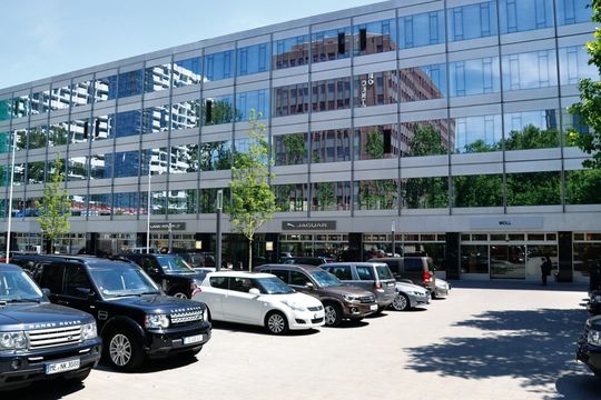 Das repräsentative Autohaus ist im ehemaligen Horten-Bürogebäude untergebracht.