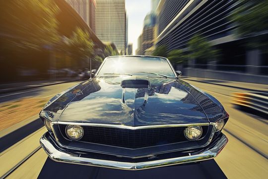 Es macht doppelt Spaß, wenn man mit einem Oldtimer nicht nur fahren, sondern auch noch Geld sparen kann.