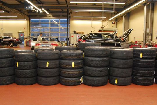 Die rund fünfwöchige Räderwechselphase im Frühjahr und Herbst belastet die Serviceabläufe der Kfz-Betriebe. Sie kann zu Kapazitätsengpässen in der Werkstatt führen und das eigentliche Servicegeschäft beeinträchtigen.