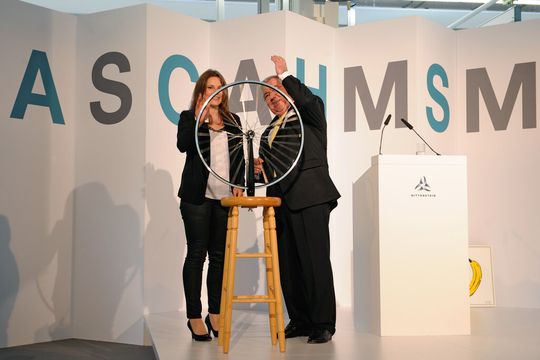 Kurz uneinig, aber dann gemeinsam erfolgreich: Prof. Spath und Katharina Rothenfels setzen bei der Einweihung mit einem Dreh des „Innovationsrads“ symbolisch den Innovationskreislauf in der neuen Wittenstein-Innovationsfabrik in Gang.