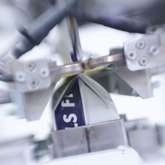 Der Roto-Packer füllt pulverförmige Schüttgüter in kompakte PE-Beutel mit einem Durchsatz von 600 Beutel/h. Der Roto-Packer füllt pulverförmige Schüttgüter in kompakte PE-Beutel mit einem Durchsatz von 600 Beutel/h.
