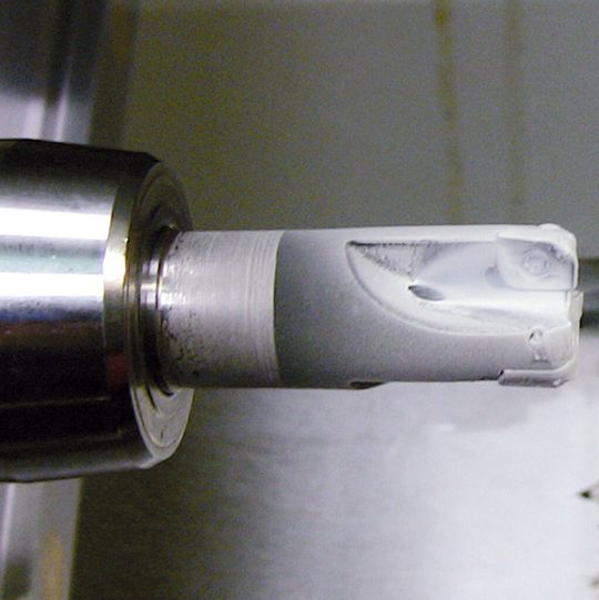Bild 1: Blick aus ein Fräswerkzeug nach der Bearbeitung mit Kohlendioxid als Kühlmittel. Bild 1: Blick aus ein Fräswerkzeug nach der Bearbeitung mit Kohlendioxid als Kühlmittel.