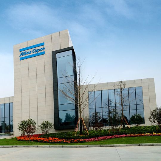 Atlas Copco sieht mit seiner großen Vertriebsmannschaft von über 1000 Verkäufern in diesem Konzernbereich und seiner weltweiten Präsenz in mehr als 180 Ländern sehr gute Expansionschancen im Bereich Stanznieten. Atlas Copco sieht mit seiner großen Vertriebsmannschaft von über 1000 Verkäufern in diesem Konzernbereich und seiner weltweiten Präsenz in mehr als 180 Ländern sehr gute Expansionschancen im Bereich Stanznieten.