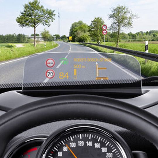 Das Combiner-Display ist eine kleine durchsichtige Kunststoffscheibe zwischen Fahrer und Frontscheibe. Das Combiner-Display ist eine kleine durchsichtige Kunststoffscheibe zwischen Fahrer und Frontscheibe.