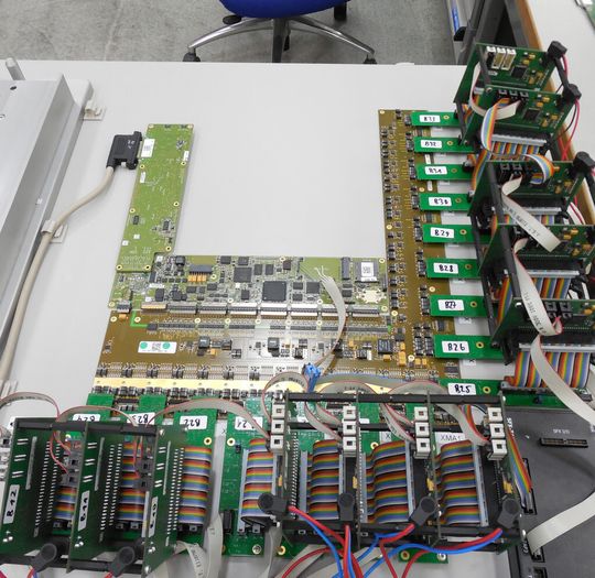 Das Test-Finale: Die funktionsgeprüften Baugruppen des Systems werden zusammengefügt. Nach dem Aufspielen einer Firmware erfolgt ein abschließender Systemtest des gesamten Elektroniksystems.